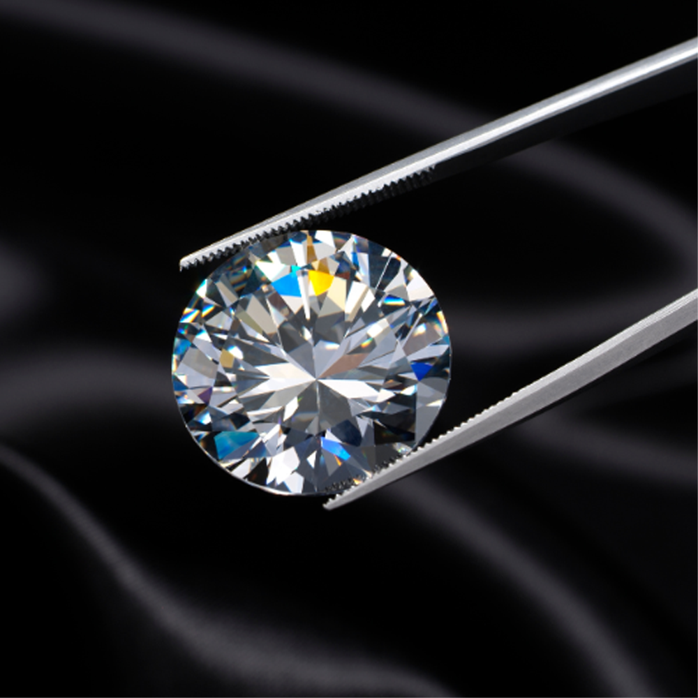 tweezers holding a diamond for purpose of discovering what is a carat